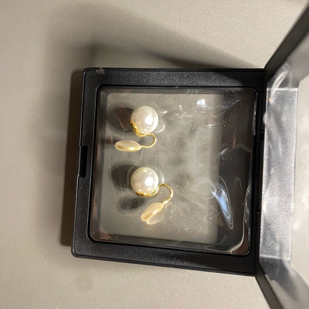 Elegant Gold and Pearl Earrings